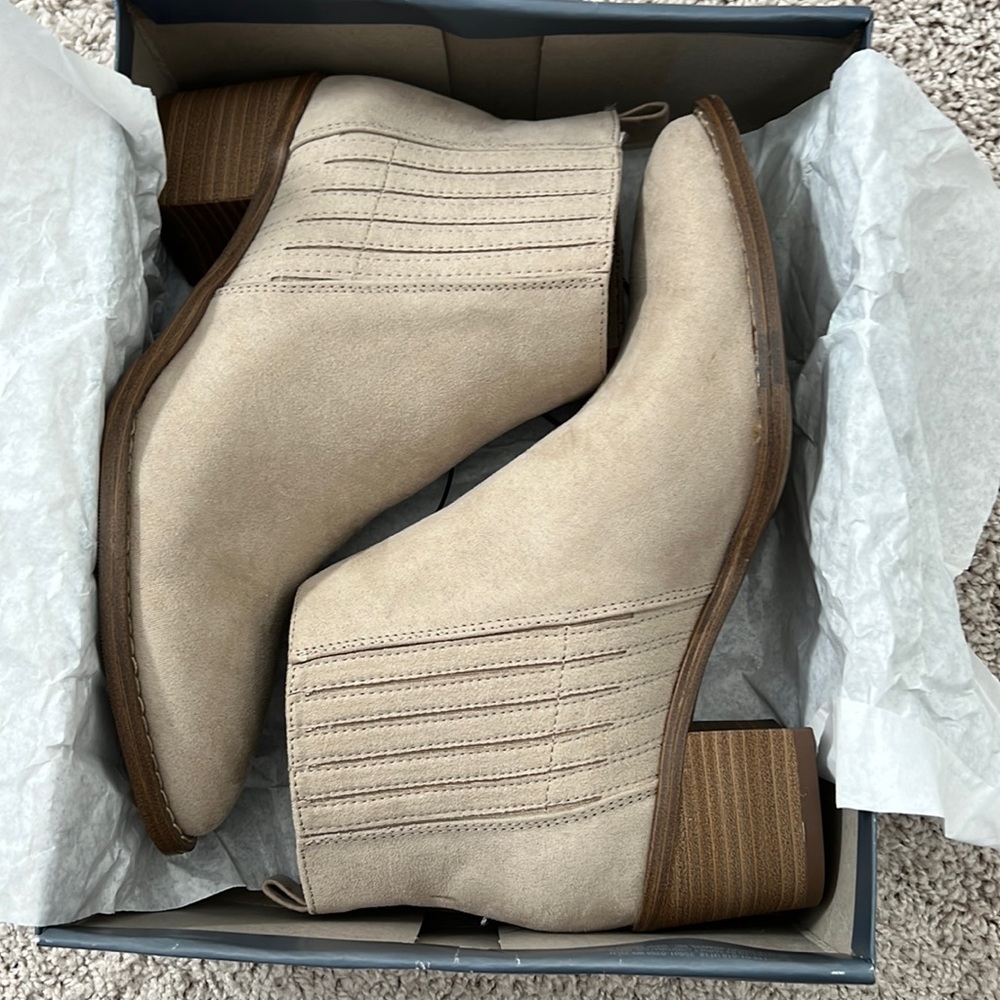 BRAND NEW Universal Thread Booties